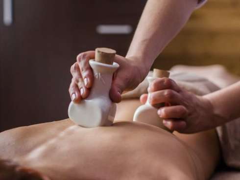 Image de la prestation LE MASSAGE AKWATERRA AUX POCHONS DE GRÈS CHAUDS AVEC SPA