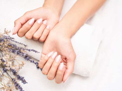 Image de la prestation MANUCURE SPA + POSE DE VERNIS CLASSIQUE